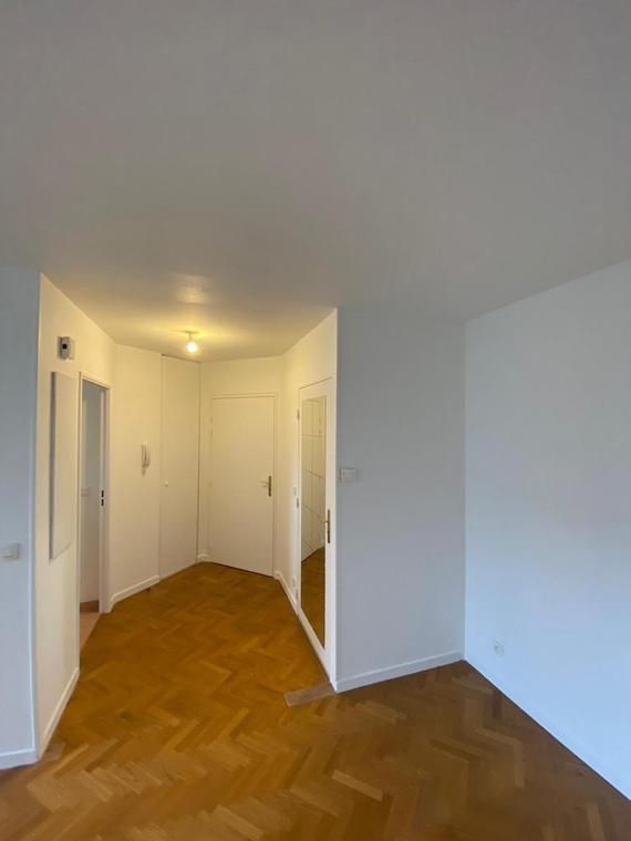 Entrée avec murs blancs et parquet en chevrons