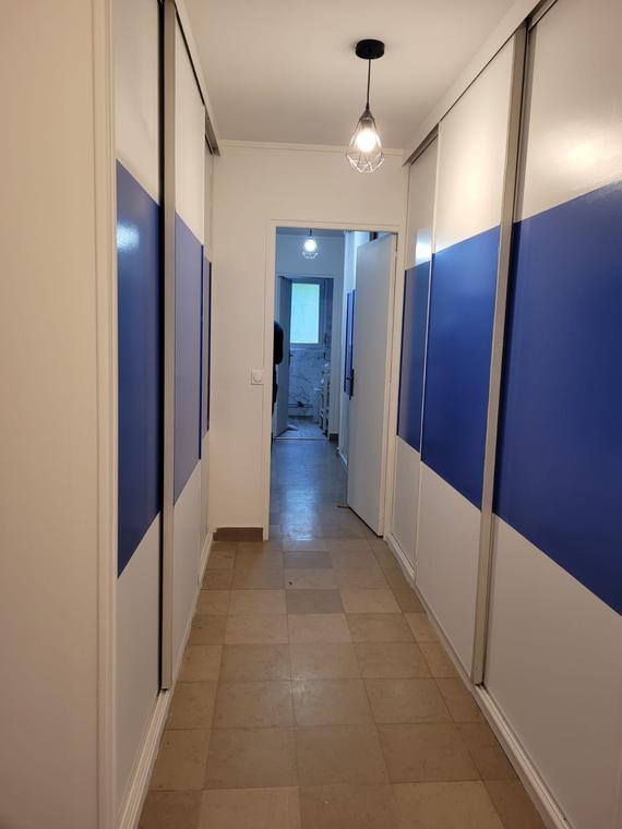 Couloir avec placards à portes coulissantes bleues
