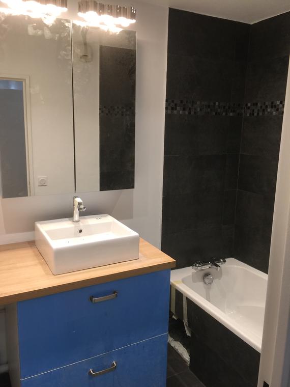Salle de bains avec baignoire et murs anthracite